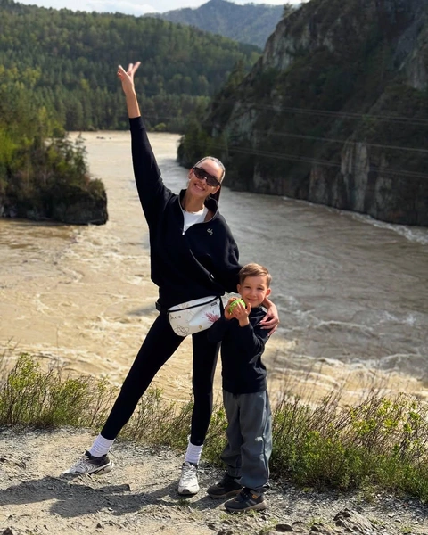 Звезда активно ведет соцсети, где рассказывает о семье