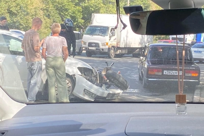 Мотоцикл и автомобиль столкнулись на Тещином языке