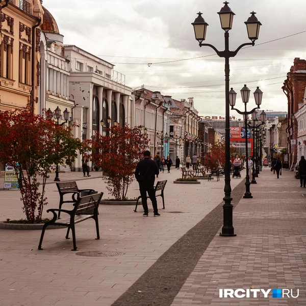 Плитку на Урицкого уложили в 2019 году. Общая стоимость благоустройства превысила 80 миллионов рублей | Источник: Даниил Конин / «ИрСити»