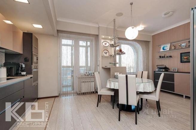 На первом этаже также имеются кухонная, гардеробная зоны | Источник: «Квартирный портал» / N1