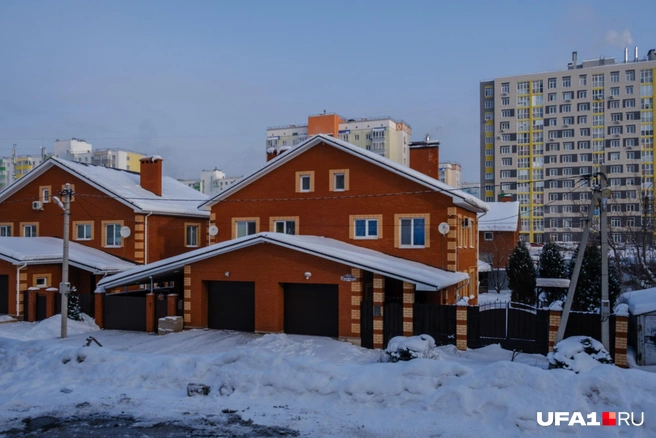 Стоят плотно друг к другу | Источник: Булат Салихов / UFA1.RU