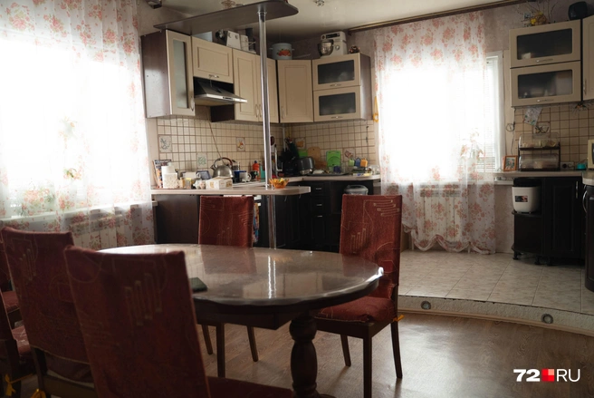 Зайдя на кухню, Александр якобы увидел через окно Лену с псом | Источник: Илья Чикотин / 72.RU