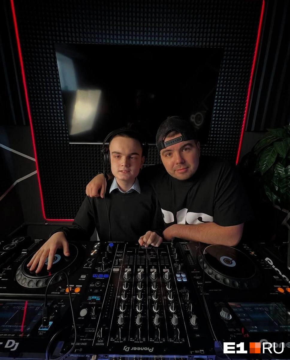 Диджей Bruss из Екатеринбурга помог Ивану развить мастерство и узнать много новых фишек | Источник: Елена Русинова