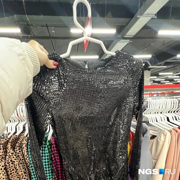 А такое платье в стразах не подойдет большинству по размеру — остались только S | Источник: Настасья Медведева / NGS.RU
