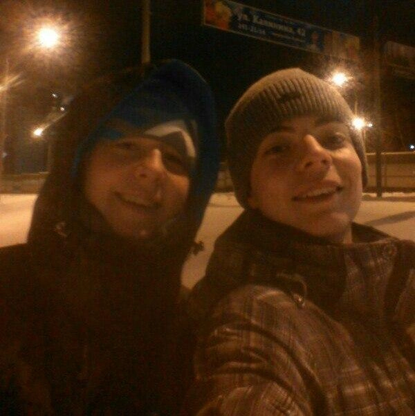 Сергей Юматов (справа) сейчас работает на заводе, о случившемся старается не думать | Источник: личный архив Серегя Юматова