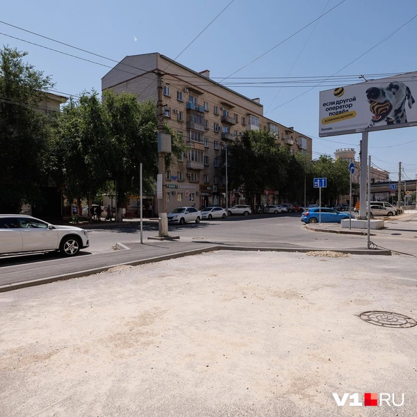 Здесь вполне могла бы появиться бесплатная парковка | Источник: Алексей Волхонский / V1.RU