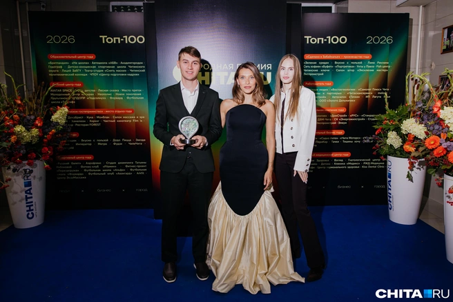 Кое-кто даже успел сфотографироваться с ведущей Региной Тодоренко | Источник: Ксения Зимина