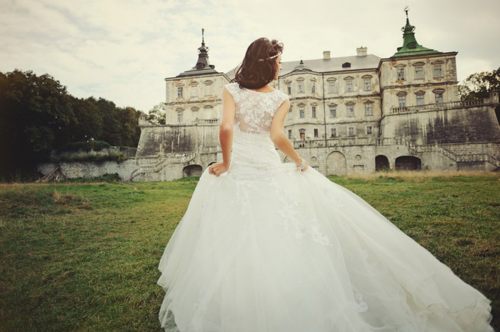 Свадебное платье с закрытой спиной