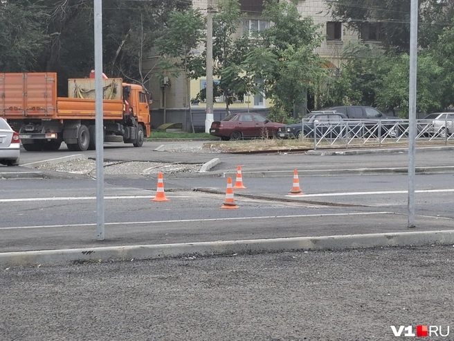Асфальт, очевидно, планируют переложить и на соседнем участке с рельсами | Источник: читатели V1.RU