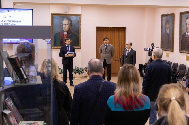 Участники конференции посетили выставку, где представлены материалы по современной истории | Источник: САФУ