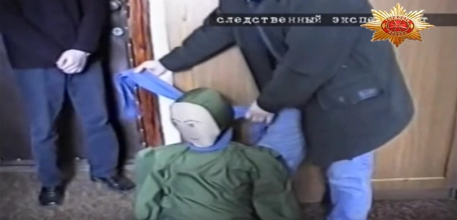 Шурманов показывает, как душили Альбину | Источник: «Цена любви» (18+)
