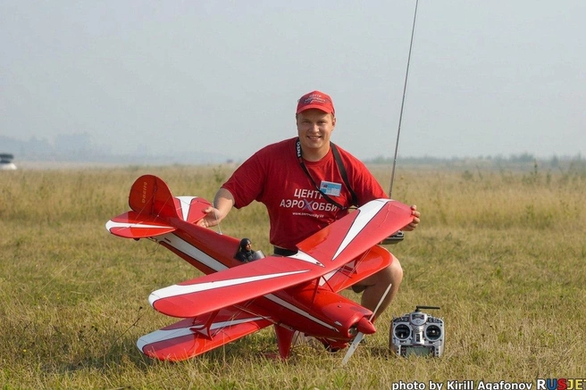 На фото Роман с радиоуправляемой моделью-копией пилотажного самолета Steen Skybolt. Размеры модели впечатляют | Источник: Роман Плетнев / Личный архив