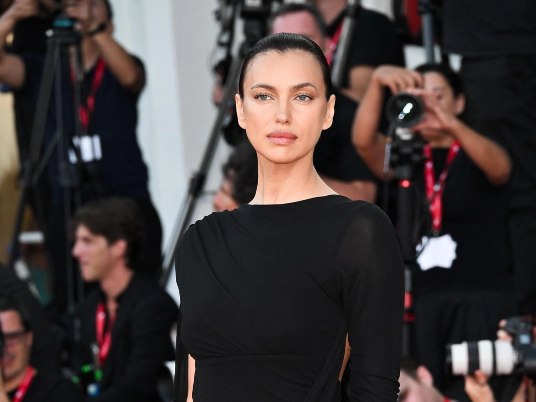 Как сделать макияж «без макияжа», как у Ирины Шейк на показе Alberta Ferretti | marieclaire.ru
