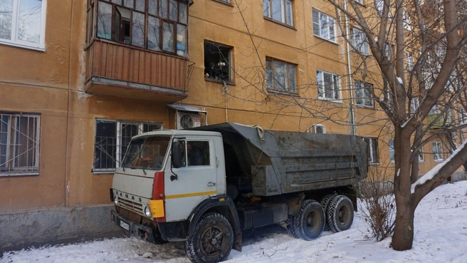 Вещи вывозят грузовиками