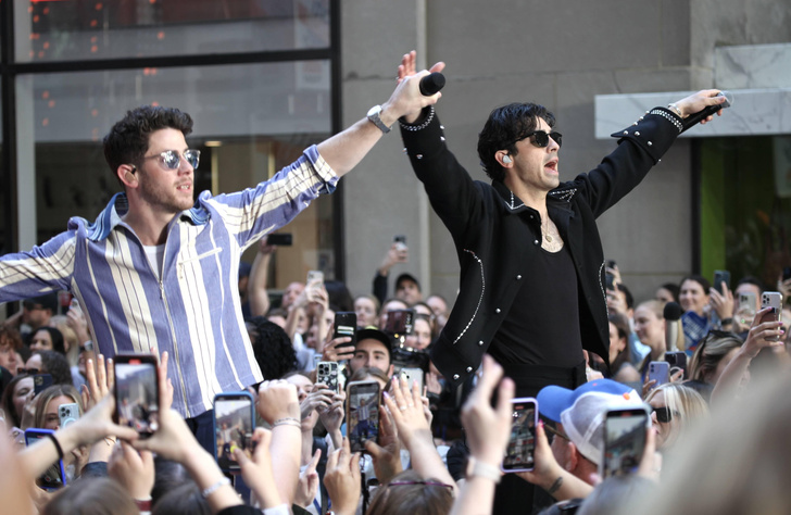 Три богатыря Disney: история успеха Jonas Brothers и их сказочной личной жизни