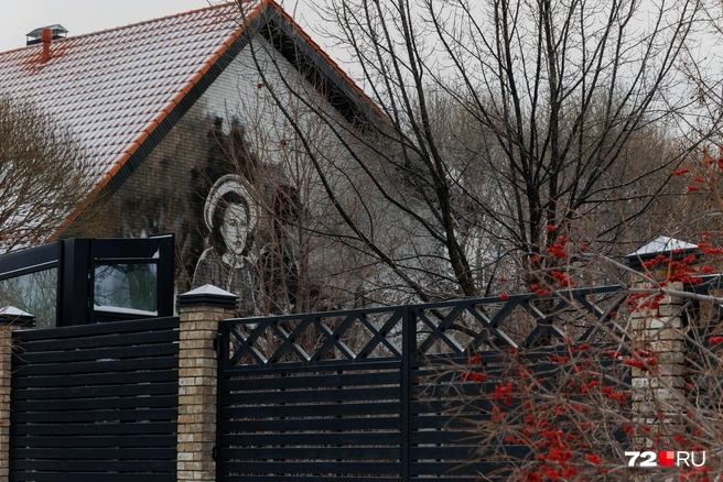 Этот рисунок на другой стороне дома с часами | Источник: Ирина Шарова / 72.RU