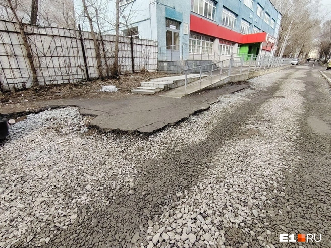 Дорожное покрытие так и не вернули на место | Источник: читательница E1.RU