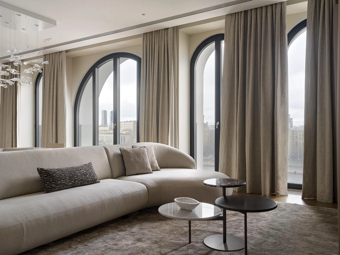 Диван и кофейный стол, Ditre Italia. Ковер, Dovlet House. Портьеры, Sahco. | Источник: Сергей Красюк. Стиль: Yes We May