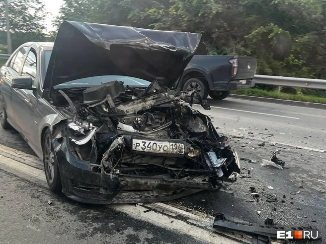 Машина оказалась так повреждена, что узнать марку и модель получается не с первого раза | Источник: Читатель E1.RU