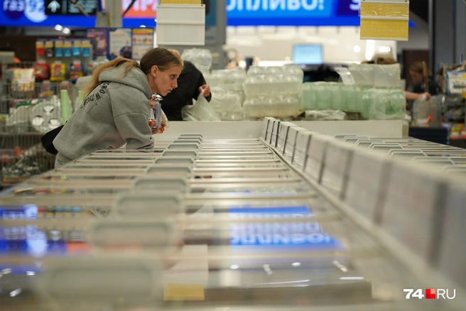 По словам экспертов, увеличение НДС однозначно повысит цены на полках магазинов, но это повышение будет незначительным  | Источник: Наталья Лапцевич / 74.RU