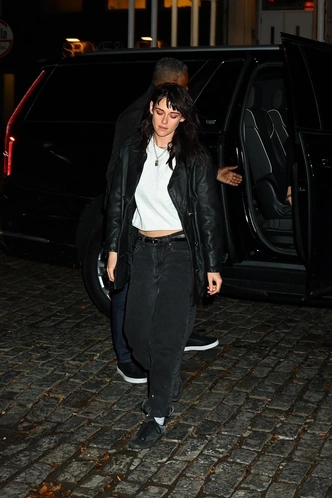 Кристен Стюарт напоминает, что кожаная куртка — ваш базовый мастхев | marieclaire.ru