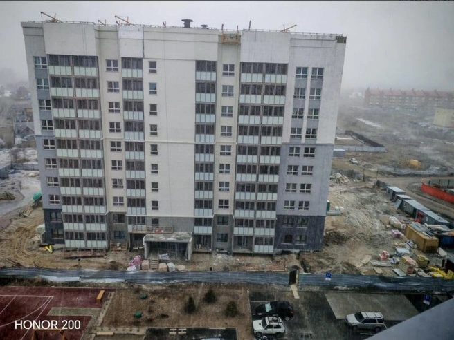 Так выглядел второй дом комплекса в апреле. За ним участок, огороженный забором,&nbsp;— вероятно, застройщик планирует возвести еще один дом | Источник: СЗ «ЖК Обь» / ЕИСЖС