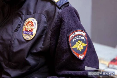 Благовещенка напала на полицейских, пытаясь «отбить» брата
