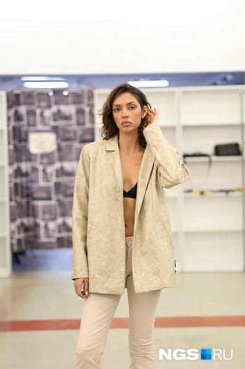 Жакет из эко кожи под змею в базовом бежевом оттенке стоил около 1000 рублей  | Источник: Мария Тищенко / NGS.RU 