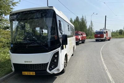Рейсовый автобус врезался в столб в Нижнем Тагиле: трое пострадавших