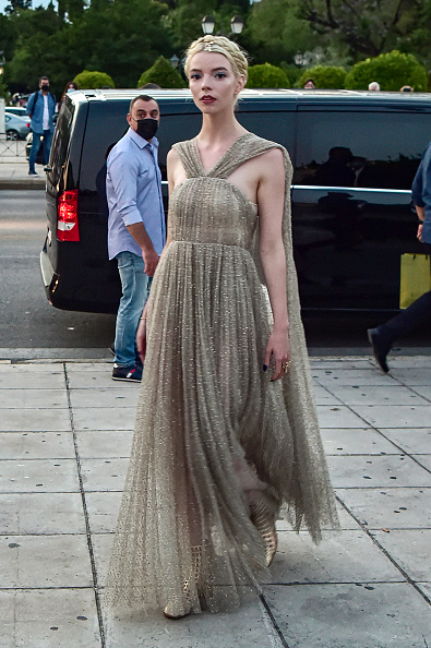 Фото №3 - Все совпадения с богиней не случайны: Аня Тейлор-Джой в абсолютно прозрачном платье из золотой сетки