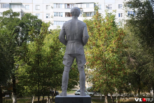 Валерин Куйбышев присматривает за местными жителями | Источник: Константин Завриков / V1.RU
