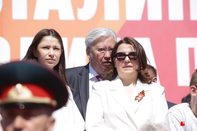 Свысока смотрит на парад начальник Приволжской железной дороги Анвар Альмеев | Источник: Константин Завриков / V1.RU
