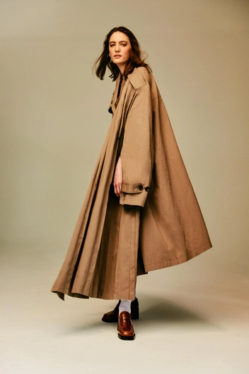 Пальто MIKAGE SHIN, обувь Labucq, серьги Saskia Diez и Jennifer Zeuner