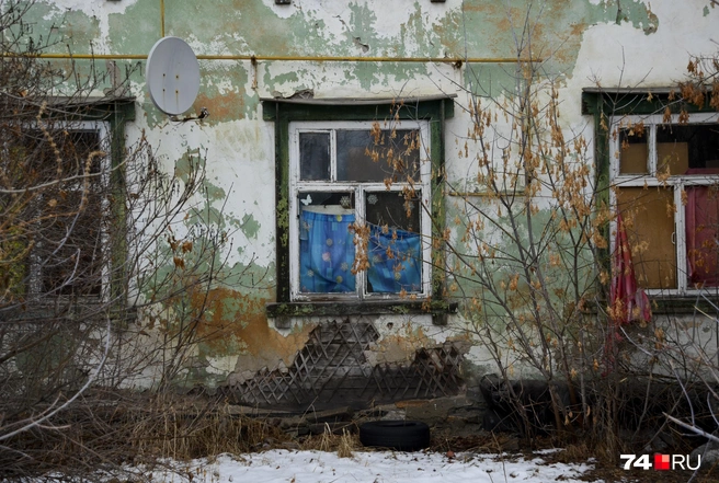 Кыштым похож на многие другие маленькие города. Район пятиэтажек, улица старых бараков, дымящие заводы | Источник: Виталий Гущинский