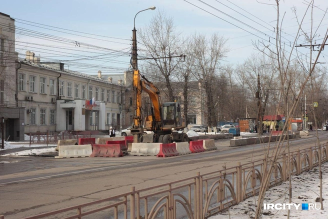 Разрытая для прокладки новой канализации улица Рабочего Штаба спровоцировала коллапс почти во всём предместье Марата | Источник: Даниил Конин / «ИрСити»