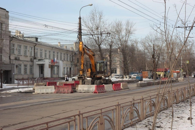 На Рабочего Штаба вчера днем приехал экскаватор | Источник: Даниил Конин / «ИрСити»