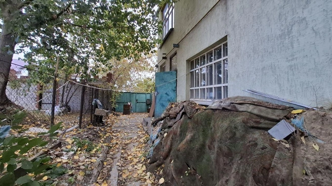 За большим количеством непримечательной листвы скрывается удивительный большой дом | Источник: Тимофей Крылов / V1.RU
