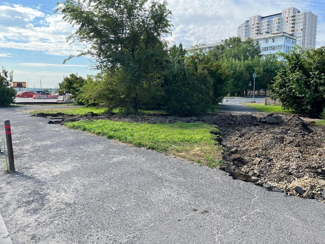 Причина разрушения дорожек сквера пока не разъяснена | Источник: читатели V1.RU