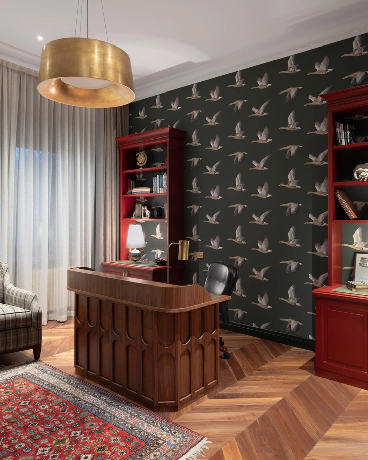 Корпусная мебель изготовлена по эскизам дизайнера, Woodcraftstudio. Люстра, Signature Collection. | Источник: Александр Хом. Стиль: Анна Хом