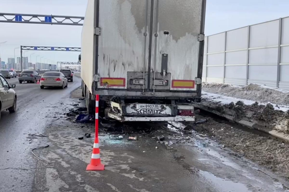 в фуру на скоростной дороге в Тюмени врезался автомобиль, смертельное дтп -  3 марта 2024 - 72.ру