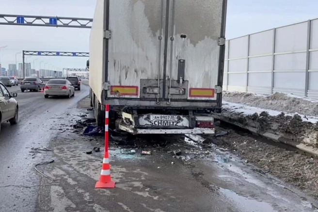 На месте смертельной аварии в Тюмени всё еще стоит фура. Опасно ли это? В момент ДТП фура стояла на обочине | Источник: ГИБДД Тюменской области / T.me