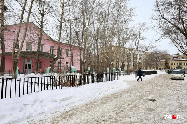 Днем возле школы пусто, но утром машины кишмя кишат  | Источник: Михаил Шилкин 
