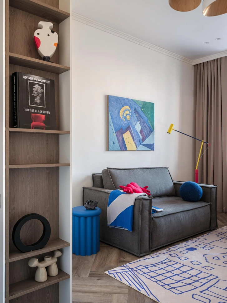 Столик, Designboom. Декор, Izzi decor, Designboom. Картина, Наталья Чобонян и Иван Майт, галерея Артишок. | Источник: Роман Мокров. Стиль: Виктория Горбачева