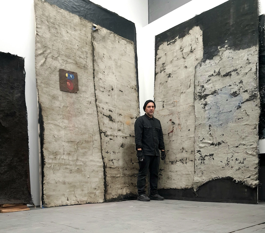 Художник Зак Кахадо в своей мастерской. | Источник: архивы пресс-служб