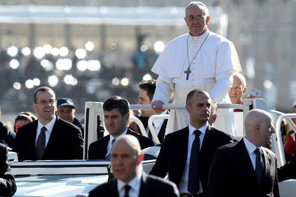Франциск едет в открытом папамобиле, чего не было с момента покушения на Иоанна Павла II