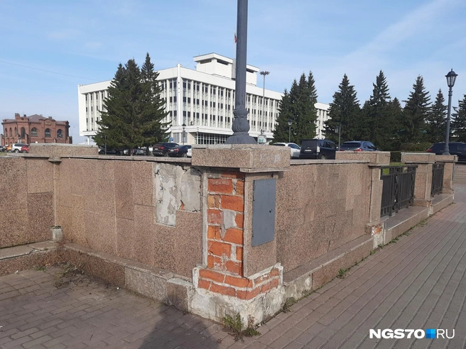 Совсем рядом с набережной находится областная администрация | Источник: Анастасия Харламова / NGS70.RU
