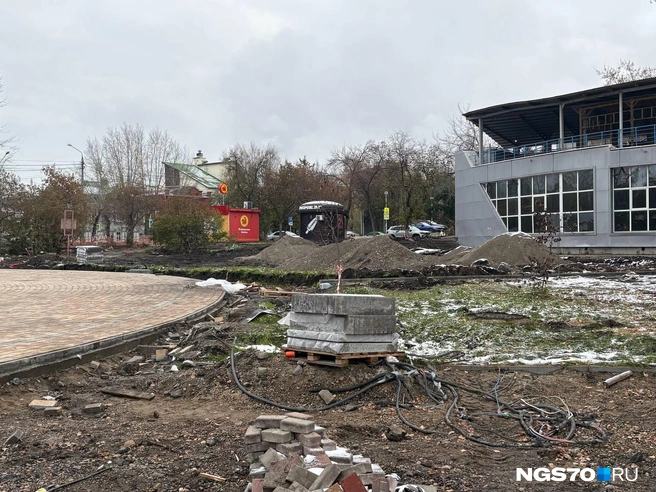 На земле лежат кабели | Источник: Мария Лобанова / NGS70.RU