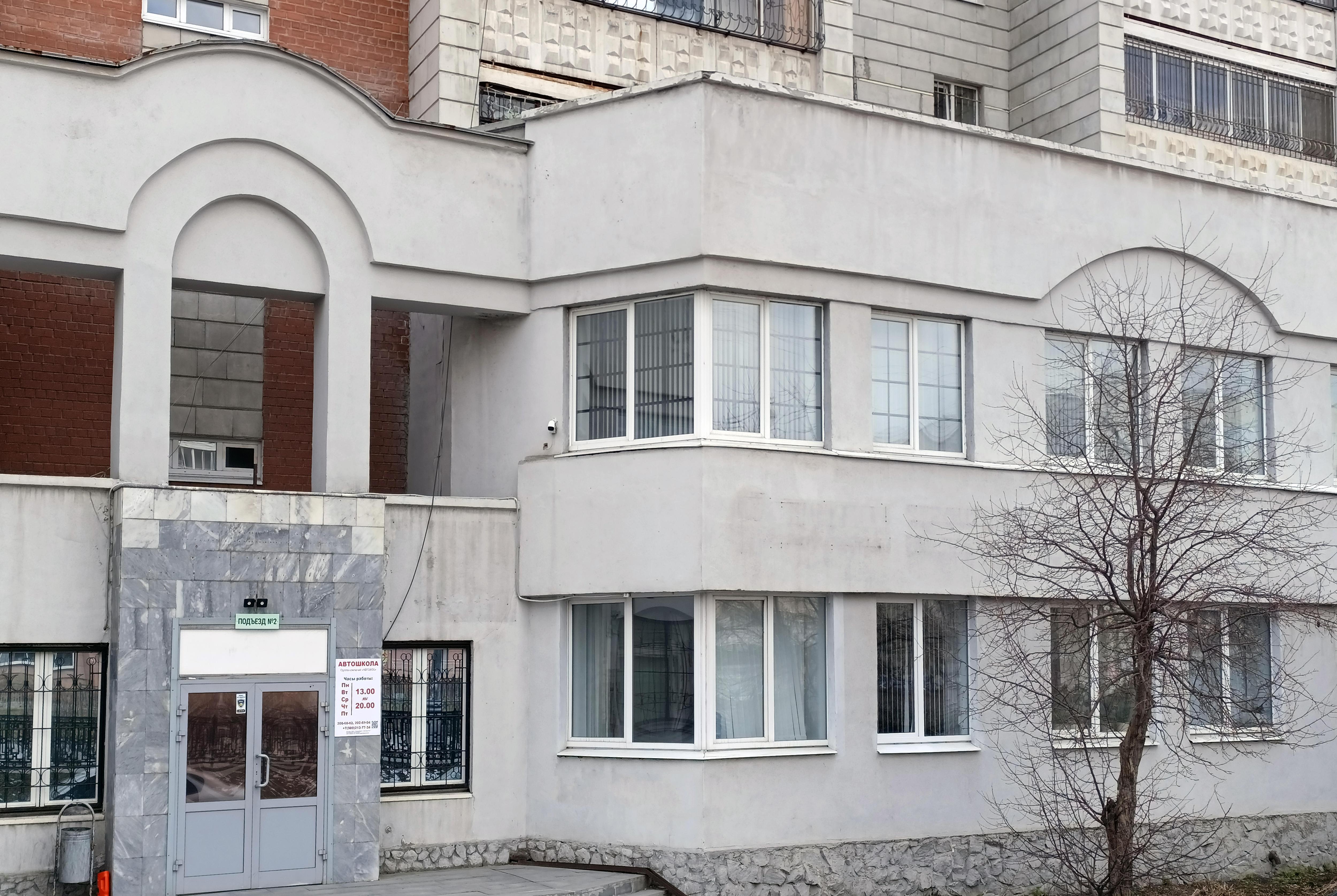 Пример тому — здание, которое построили на углу улиц Татищева и Токарей в 1992 году. В жилой его части окна с прямым углом, а в коммерческой — с тупым | Источник: Даша Полонская