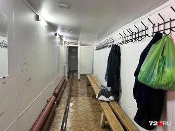 Раздевалка сильно потаскана | Источник: Анатолий Кузнецов / 72.RU