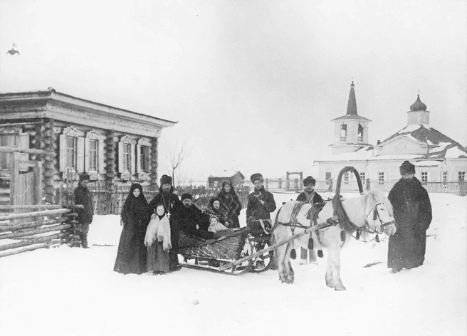 Автор снимка запечатлел обстановку в селе Ишим на севере Кузбасса со всеми атрибутами деревенской жизни | Источник: pastvu.com